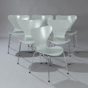 Arne Jacobsen Syveren. Sæt på seks stabelstole med stel af forkromet stål. Sæde samt ryg af grålakeret træ. Udført hos Fritz Hansen. 6