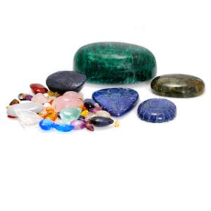 Samling af uindfattede smykkesten bestående af bl.a. citriner, lapis lazuli, smaragder og agater i forskellige farver. Ca. 2013. 100