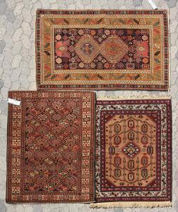 Tre Azerbijan tæpper i klassisk kaukasisk design. 20. årh.s slutning. 162 x 116. 154 x 105. 140 x 99.3