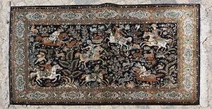 Qum helsilke tæppe, Persien. Design med jagtsceneri på blå bund. 20. årh.s slutning. 164 x 110.