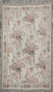 Needle point tæppe i klassisk engelsk stil, udført i kina. Design med blomster i afdæmpede farver. 20. årh.s slutning. 350 x 262.