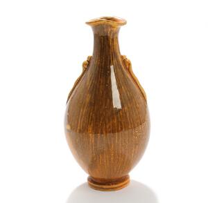 Svend Hammershøi Pæreformet vase af lertøj, dekoreret med uranglasur, korpus modelleret med små hanke. Sign. monogram. H. 22.