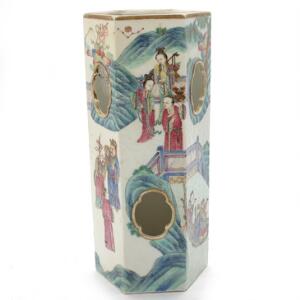 Kinesisk hatstand af porcelæn, dekoreret i farver. Mærket Xianfeng 1851-1861. H. 28 cm.