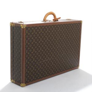 Louis Vuitton Alzer 80. Rejsekuffert af monogramkanvas med forstærkede hjørner, håndtag og id-holder af kernelæder. H. 53. L. 80. B. 26.