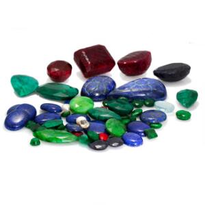 Samling af uindfattede facet- og cabochonslebne smykkesten bestående af smaragder, rubiner, safirer, citriner, ametyster og topaser. 50