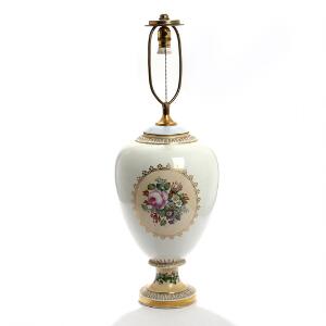Bordlampe af porcelæn, Kgl. P., dekoreret i farver og guld, prydet med blomsterbuket og efeuranker. Juliane Marie mærke. H. inkl. fatning. 85.
