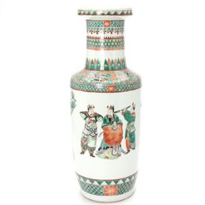 Stor Kinesisk famille verte rouleau vase af porcelæn dekoreret i emaljefarver med figurscenerier og ornamentik. Ca. 1900. H. 61 cm.