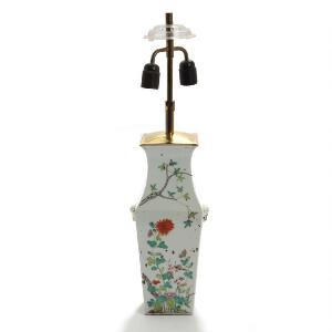 Firsidet kinesisk bordlampe af porcelæn, dekoreret i emaljefarver med blomster og grene. Mærket. 19. årh. H. ekskl. montering 40.