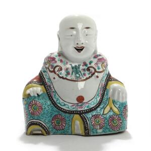 Siddende Buddah. Orientalsk figur af porcelæn, dekoreret i emaljefarver. 20. årh. H. 16,5.