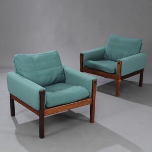 Hans J. Wegner AP 62. Et par lænestole med stel af palisander. Sider, sæde samt ryg betrukket med blågrøn uld. 2