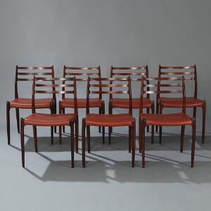 Niels O. Møller Sæt på syv spisestole med stel af palisander, opsat på tilspidsende ben. Sæde betrukket med rødt farvet skind. Model 78. 7
