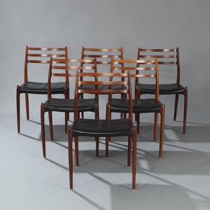 Niels O. Møller Sæt på seks stole af palisander, opsat på tilspidsende ben. Sæde betrukket med patineret sort skind. Model 78. 6