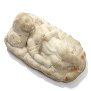 Italiensk barok gravmonument i form af liggende pige af hvid carara marmor. 18. årh. H. 9. L. 22.