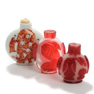 To kinesiske snusflasker af glas dekorerede i overfang samt snusflaske af porcelæn, dekoreret med munke. 19.-20. årh. H. 5,2-6,8. 3