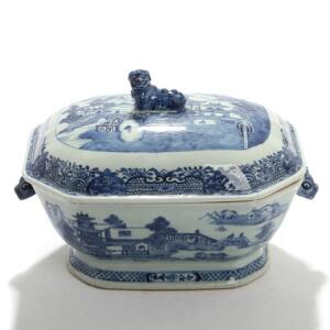 Kinesisk terrin af porcelæn, dekoreret i underglasur blå med landskab og arkitektur. Qianlong 1736-1795. L. 34 cm.
