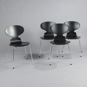 Arne Jacobsen Myren. Et sæt på fire stole med sortlakeret sæde og ryg, firbenet stel af forkromet stål. Model 3101. Udført hos Fritz Hansen. 4