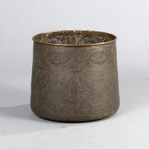Persisk spand af messing, rigt prydet med skrifttegn, blomster og ornamentik. Ca. 1900. H. 42. Diam. 45.