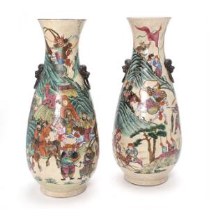 Et par kinesiske vaser af porcelæn dekorerede med krakele glasur og kampscener i polykrom, bund med kinesisk skrifttegn. Qing, ca. 1900. H. 62 cm. 2