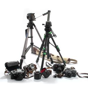 En større samling fotoudstyr, bl.a. Leica R4, Leicaflex, Voigtländer, 100 og 200mm zoom, samt flere linser, filtre, stativer, projektorer m.m.