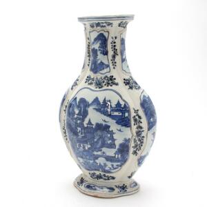 Kinesisk vase af porcelæn, dekoreret i underglasur blå med chicken-skin grund. Mærket Qianlong, 20. årh. H. 41 cm.