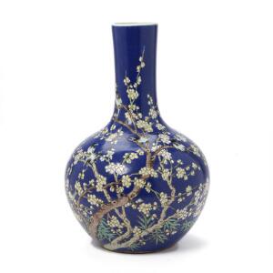 Kinesisk flaskeformet vase af porcelæn, dekoreret i farver på blå grund med fugle på blomstrerende grene. 20. årh. H. 38 cm.