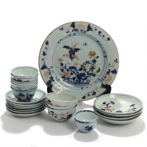 En samling Nanking Cargo porcelæn, dekoreret i underglasur blå og guld. 18.-19. årh. Diam. 6-22,5. 24