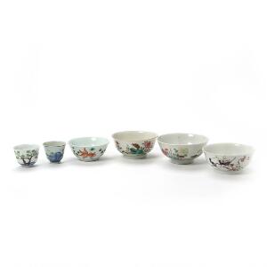 Fire små skåle og to tekopper af porcelæn, dekorerede i farver og guld med agerhøns, fugle, karper og blomster. Guangxu og senere. Diam. 5,5 -12,5 cm. 6
