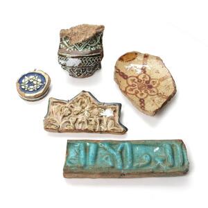 Fem iranske fragmenter af brændt ler, vinduesliste, del af stjerneformet kakkel og to bundstykker til tallerkener. Iran. 5