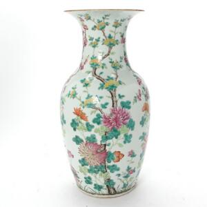 Kinesisk famille rose vase af porcelæn dekoreret i emaljefarver med blomstrende grene. Qing, 19. årh. H. 44 cm.