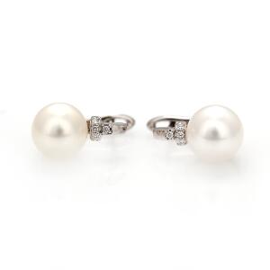 Et par perle- og diamantørestikker af 14 kt. hvidguld hver prydet med South Sea kulturperle og brillantslebne diamanter. L. ca. 1,5 cm. 2