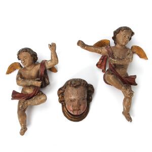 Tre barok figurer af udskåret og bemalet træ i form af to putti og englehoved. 18. årh. L. 13-28 cm.  3