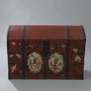 Dansk barok kiste af rødmalet fyrretræ, front med blomsterdekorationer, årtallet 1687 samt borgerlige ejervåbener og -initialer. H. 77. L. 113. D. 60.