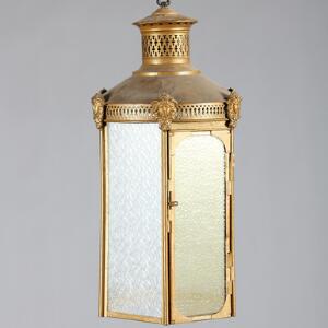 Seksidet hall-lanterne af guldbronzeret metal og matteret glas, støbt med Medusa-masker. 19. årh. H. 63.