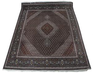 Tabriz tæppe, Persien. Klassisk medaljondesign på mørk bund med heratimønster. Ca. 2000. 400 x 293.
