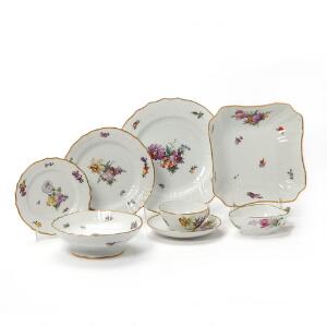 Saksisk Blomst service af porcelæn, dekoreret i farver og guld med blomster. Royal Copenhagen. 34