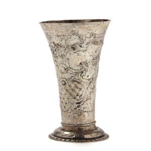 Trompetformet vase af sølv med rokoko ornamentik. Mester Jacob Magnus Aage Steffensen. København 1876-1929. Vægt 297 gr. H. 18 cm.