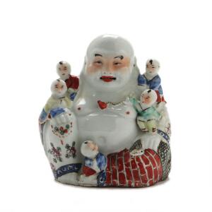 Budai buddha af porcelain, siddende omgivet af børn. Kina 20. årh. H. 19,5 cm.