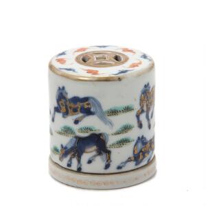 Kinesisk røgelseskar af porcelæn dekoreret i guld og farver med kejserens heste og flagermus, mærke i bund. 20. årh. H. 6 cm.