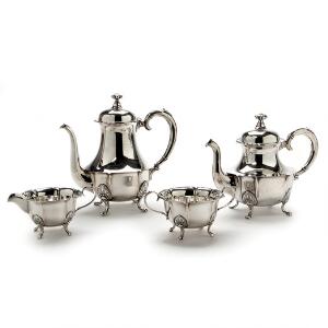 Kaffe- og teservice af sølv bestående af kaffekande, tepotter, sukkerskål og flødekande. 20. årh. H. 7-23 cm. Vægt 1470 gr. 4