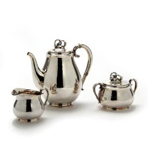 Kaffeservice af hammerslået sterlingsølv, bestående af kaffekande, flødekande og sukkerskål med låg. Danmark 20. årh. H. 7-17 cm. Vægt 875 gr. 3