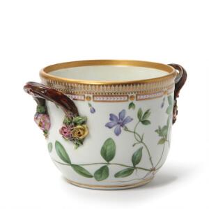 Flora Danica vinkøler af porcelæn dekoreret i farver og guld med glomster. 3571. Royal Copenhagen. H. 16,5 cm. Diam. 26 cm.