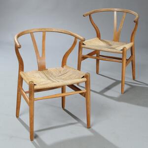 Hans J. Wegner Y-stol. Et par armstole med stel af eg. Sæde udspændt med papirgarnsflet. Model CH 24. Formgivet 1949. 2