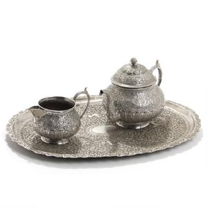 Indo-persisk tekande og flødekande samt oval bakke af sølv. Ustemplet. Kashmir. 20. årh. Vægt ca. 1355 gr. 3