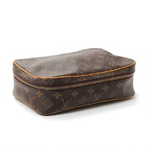 Louis Vuitton Toilettaske af monogram kanvas. Ca. 7 x 16 x 17 cm.