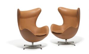 Arne Jacobsen Ægget. Et par hvilestole med profileret stamme og firpasfod af aluminium. Sider, ryg samt hynde betrukket med brunt skind. 2