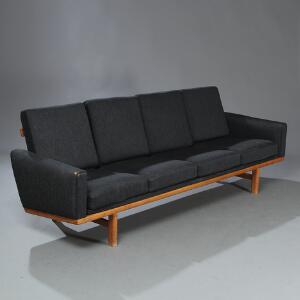 Hans J. Wegner GE 2364. Fire-pers. sofa med stel af eg. Sider samt løse hynder i sæde og ryg betrukket med koksgrå uld. L. 236