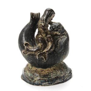 Knud Kyhn Figurgruppe af stentøj modelleret i form af havfrue siddende på sæl. Dekoreret med sungglasur. Sign. monogram, 22036. Kgl. P. H. 28.
