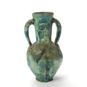 Max Louw Vase af lertøj modelleret med to hanke i relief. Dekoreret med glasurer i grønne og blå nuancer. Sign. Max Louw 68. Unik. H. 33,5.