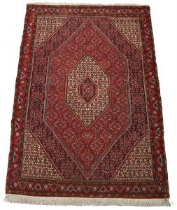 Bidjar tæppe, prydet med kantet medaljondesign og klassisk heratimønster all over på rød bund. Persien. Ca. 1980. 211 x 139.