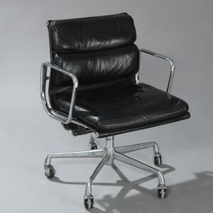 Charles Eames Soft Pad Chair. Kontorstol med drejesokkel og stel af forkromet aluminium. Sæde og ryg betrukket med sort skind. Model EA 434.